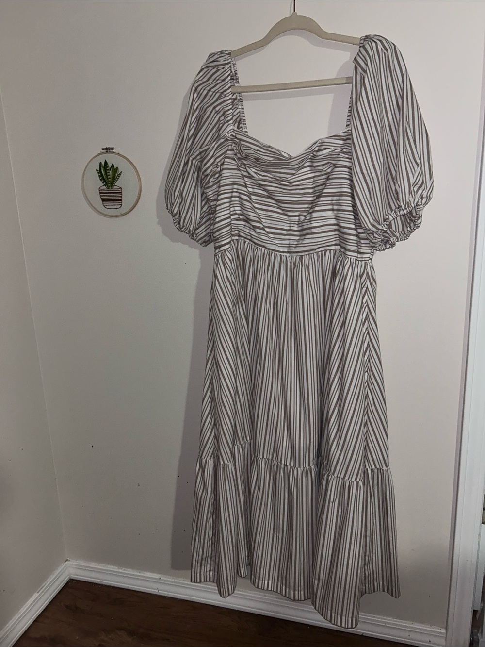 Abercrombie & Fitch White and Tan Striped Puff-Sleeve Midi Dress